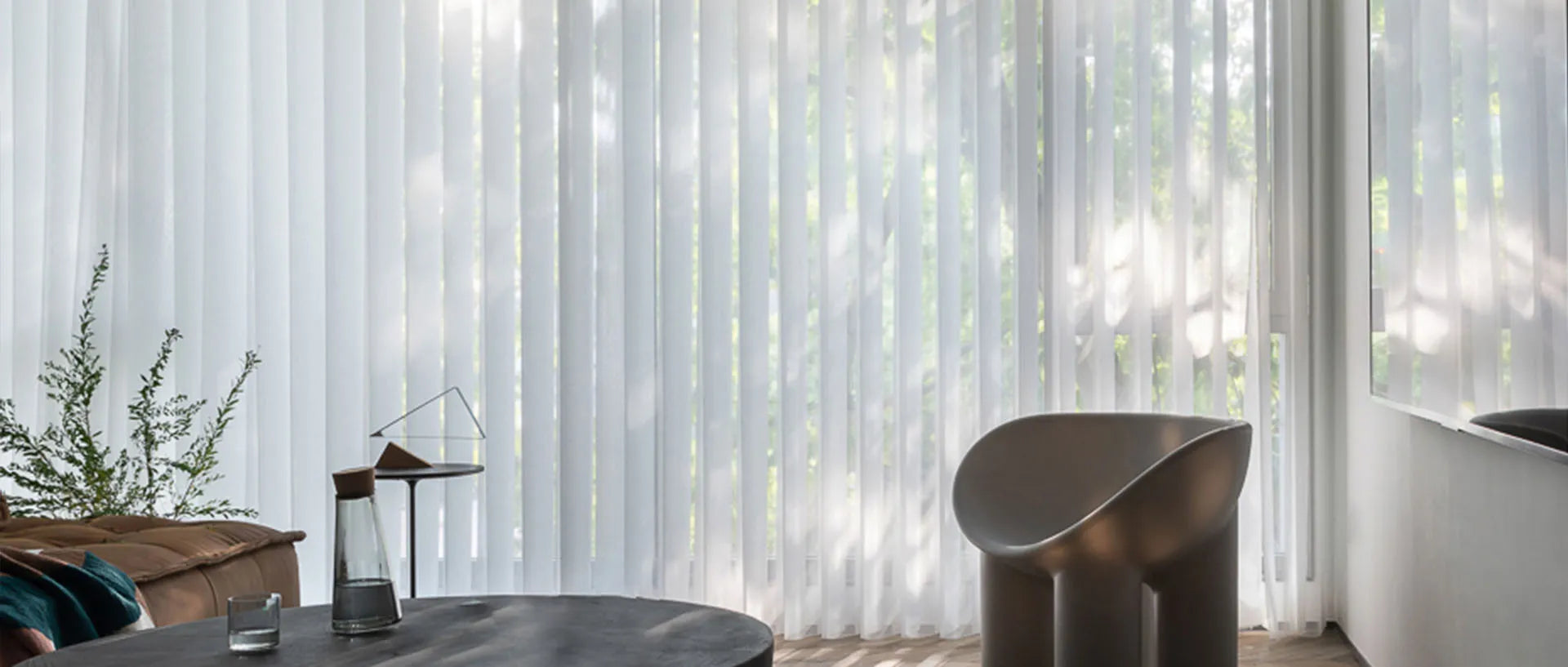 Graceful sheer vertical shades combining light diffusion and vertical elegance.